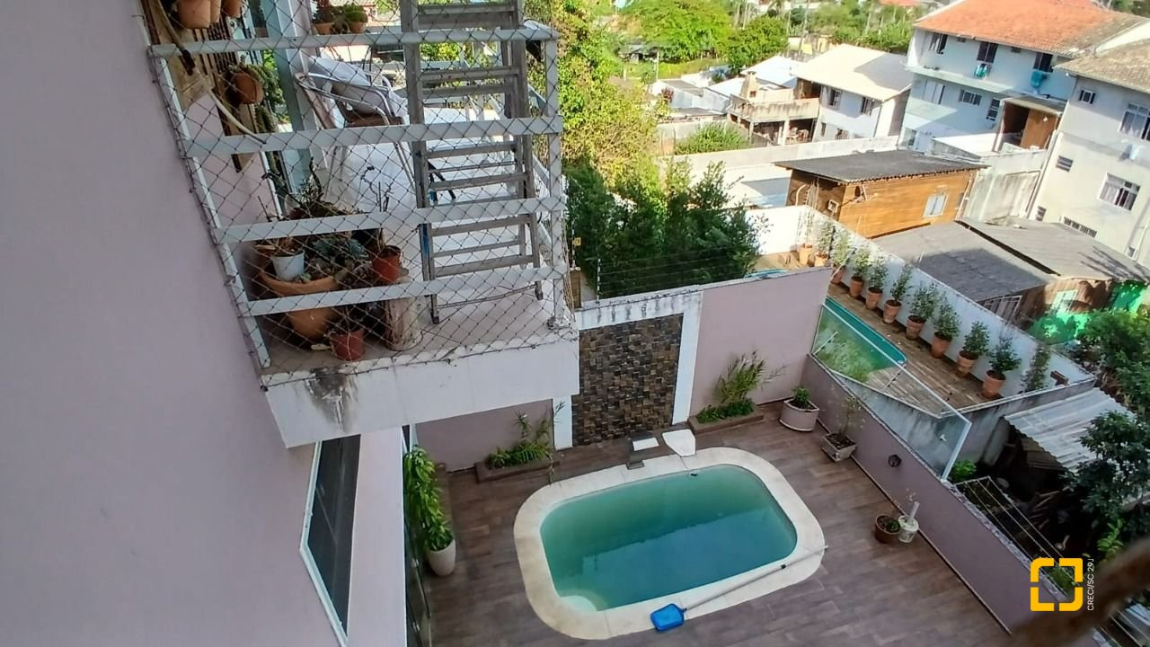 Casa com 214m², 4 quartos (sendo 1 suíte), 4 garagens, no bairro Jardim Atlântico em Florianópolis