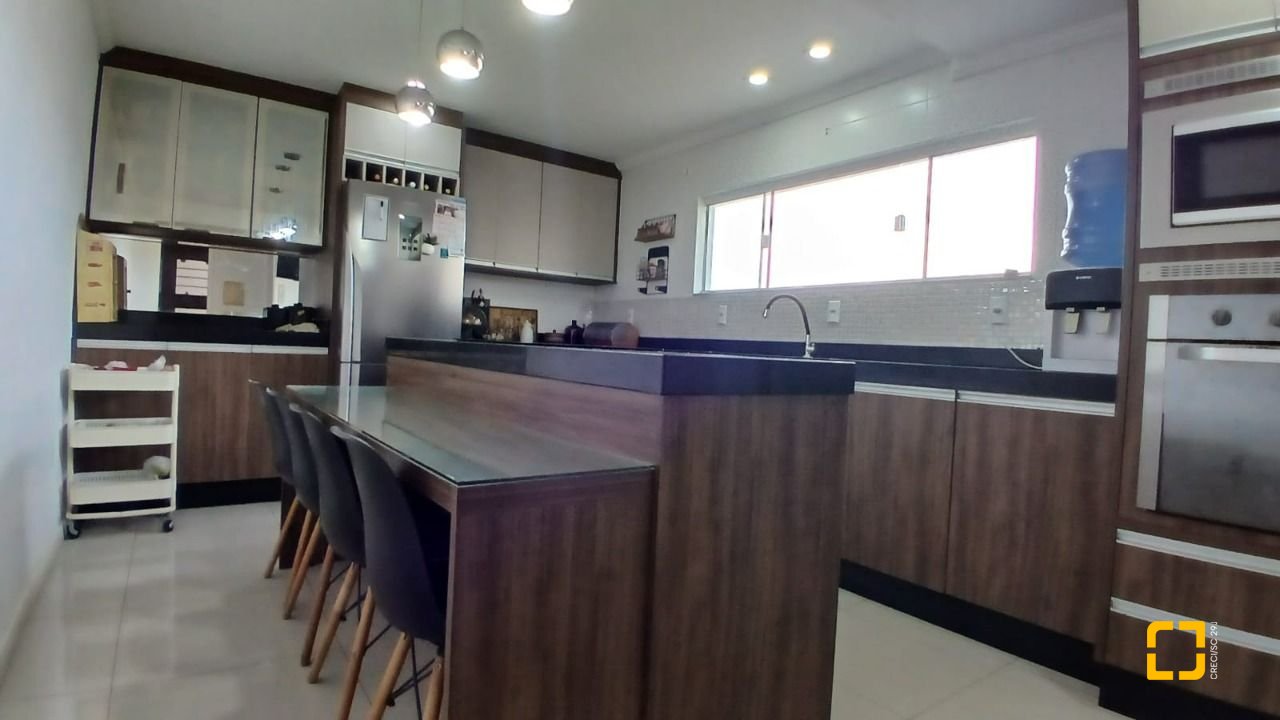 Casa com 214m², 4 quartos (sendo 1 suíte), 4 garagens, no bairro Jardim Atlântico em Florianópolis
