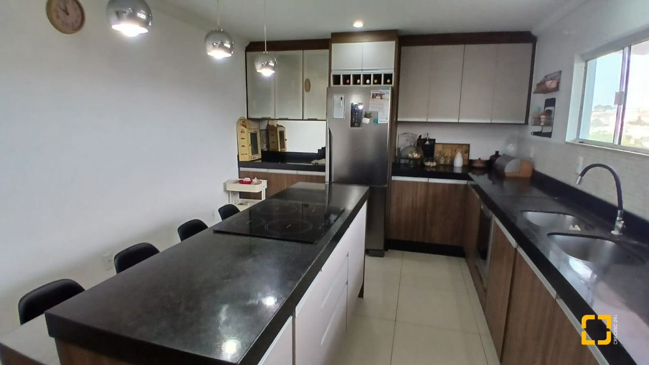 Casa com 214m², 4 quartos (sendo 1 suíte), 4 garagens, no bairro Jardim Atlântico em Florianópolis