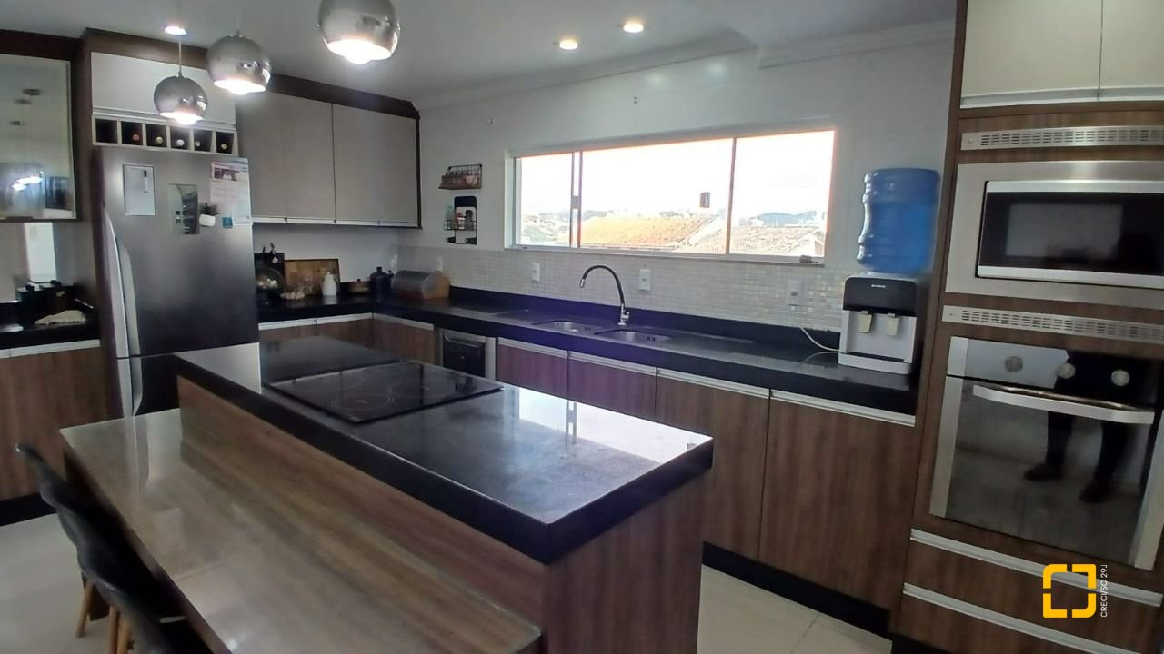 Casa com 214m², 4 quartos (sendo 1 suíte), 4 garagens, no bairro Jardim Atlântico em Florianópolis