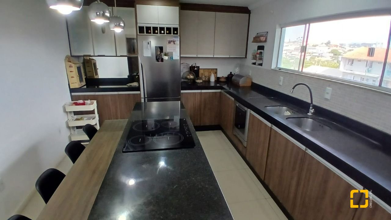 Casa com 214m², 4 quartos (sendo 1 suíte), 4 garagens, no bairro Jardim Atlântico em Florianópolis