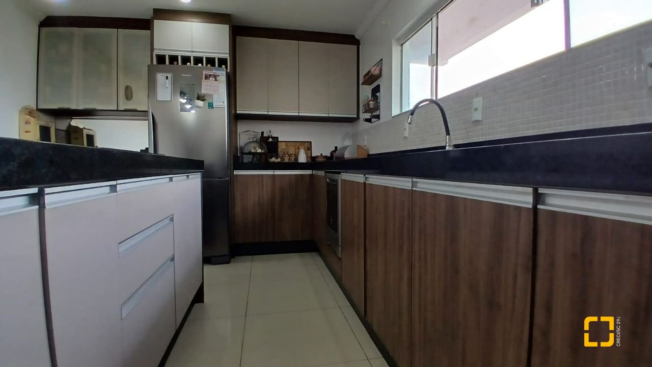 Casa com 214m², 4 quartos (sendo 1 suíte), 4 garagens, no bairro Jardim Atlântico em Florianópolis