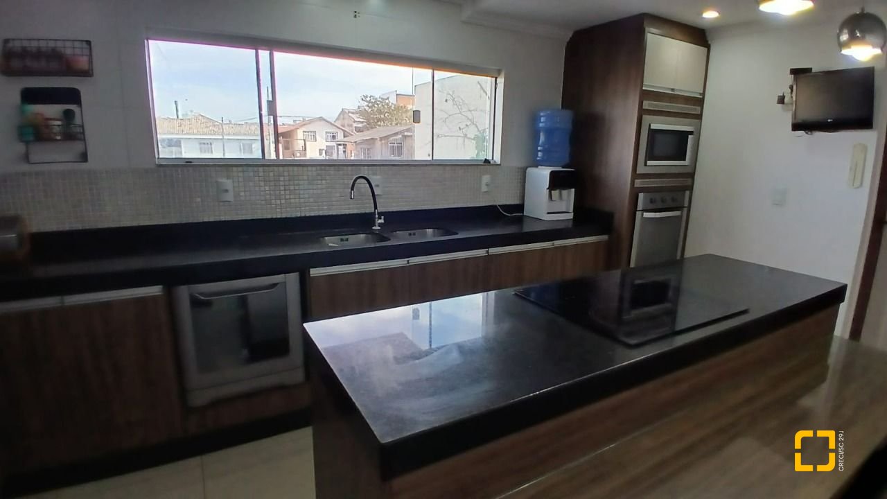 Casa com 214m², 4 quartos (sendo 1 suíte), 4 garagens, no bairro Jardim Atlântico em Florianópolis