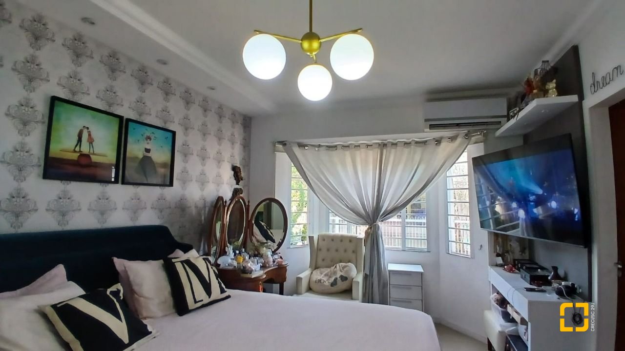 Casa com 214m², 4 quartos (sendo 1 suíte), 4 garagens, no bairro Jardim Atlântico em Florianópolis
