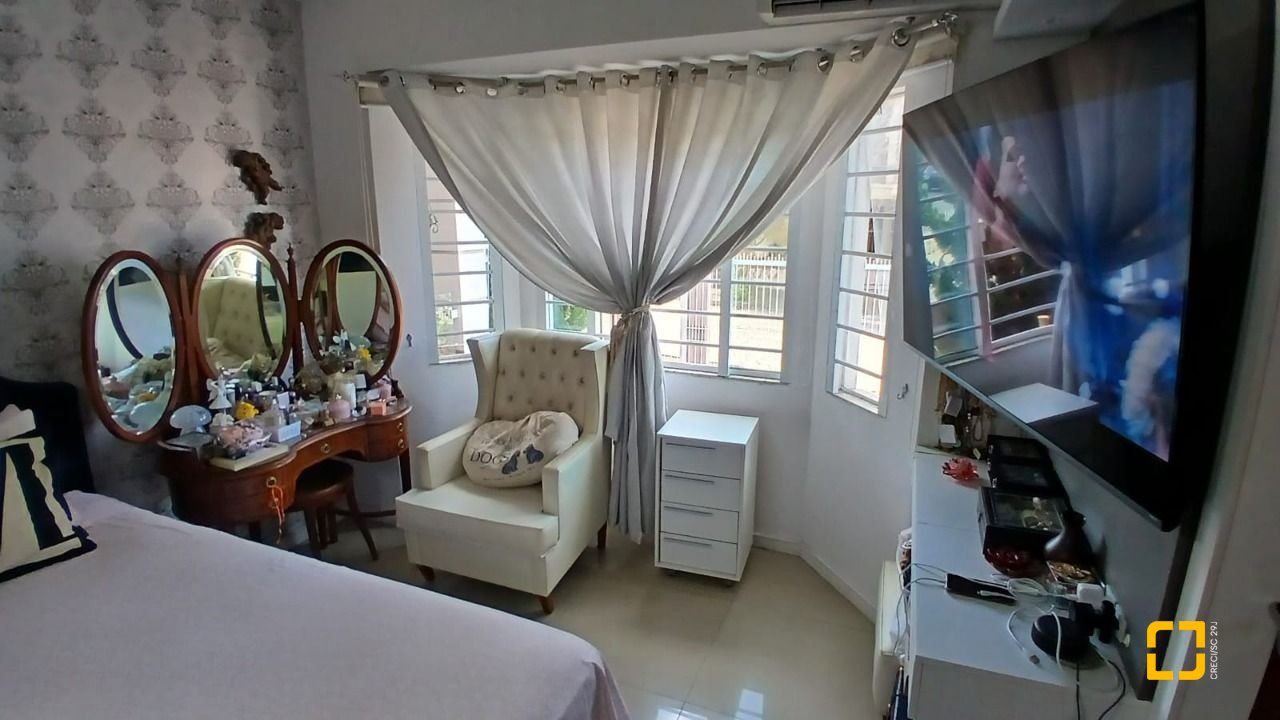 Casa com 214m², 4 quartos (sendo 1 suíte), 4 garagens, no bairro Jardim Atlântico em Florianópolis