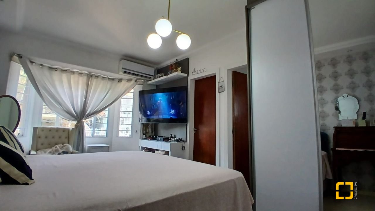 Casa com 214m², 4 quartos (sendo 1 suíte), 4 garagens, no bairro Jardim Atlântico em Florianópolis