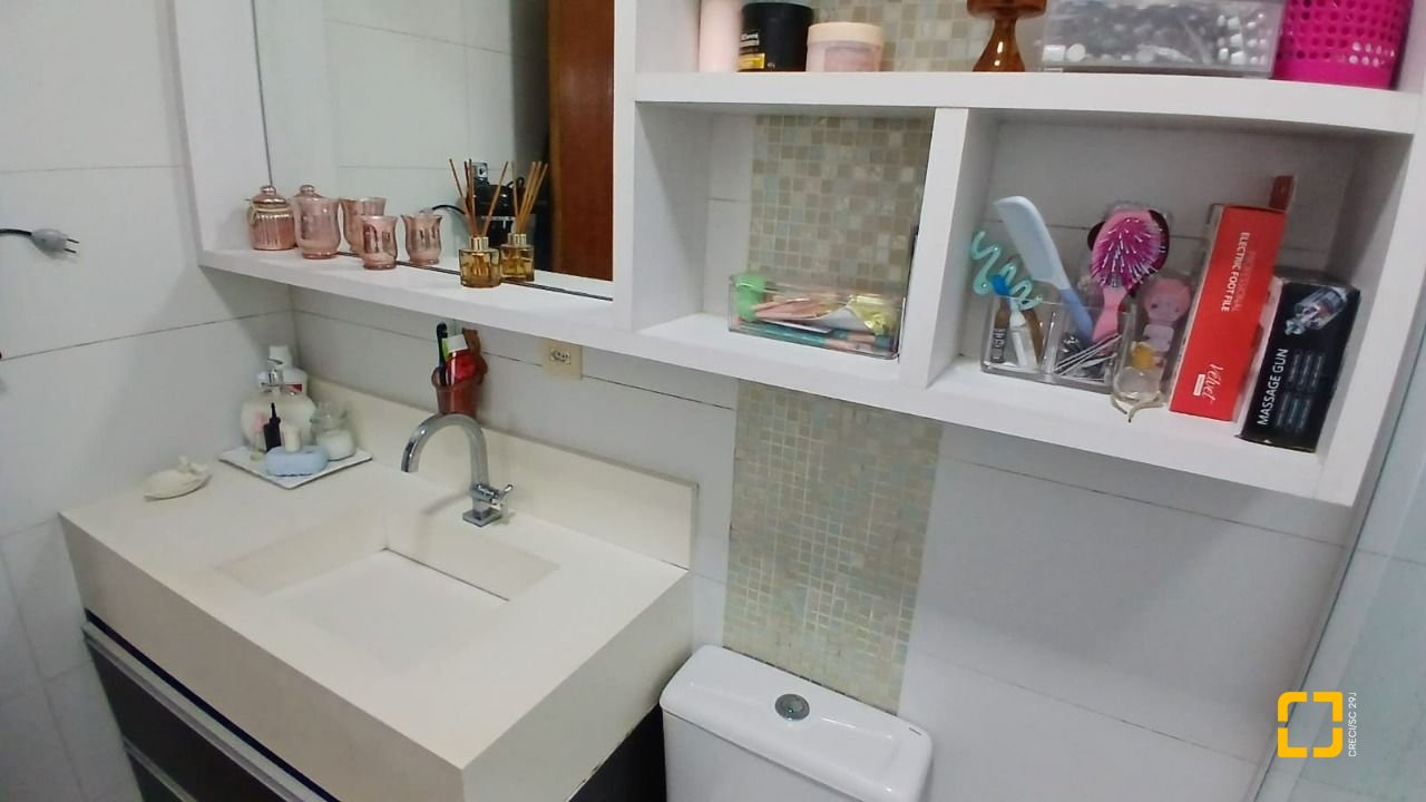 Casa com 214m², 4 quartos (sendo 1 suíte), 4 garagens, no bairro Jardim Atlântico em Florianópolis