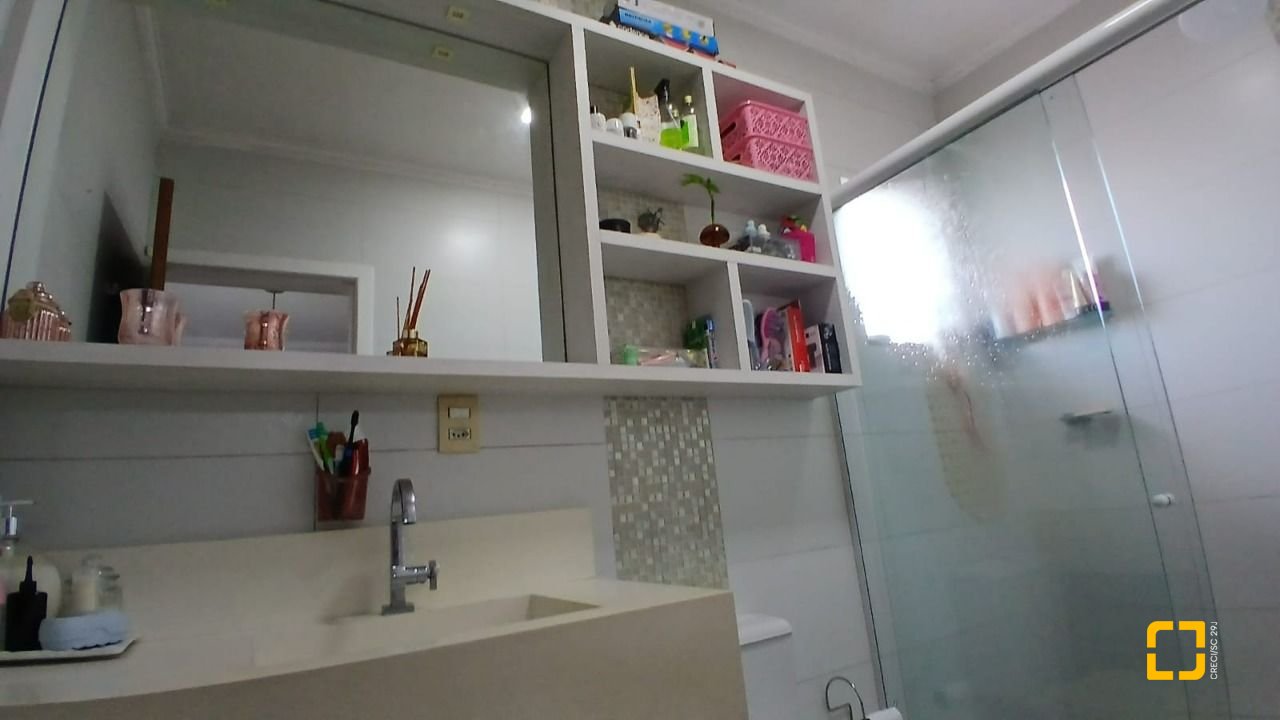 Casa com 214m², 4 quartos (sendo 1 suíte), 4 garagens, no bairro Jardim Atlântico em Florianópolis