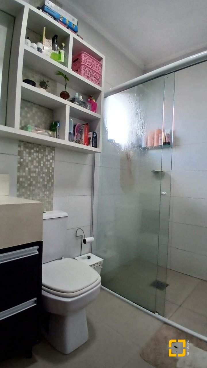 Casa com 214m², 4 quartos (sendo 1 suíte), 4 garagens, no bairro Jardim Atlântico em Florianópolis