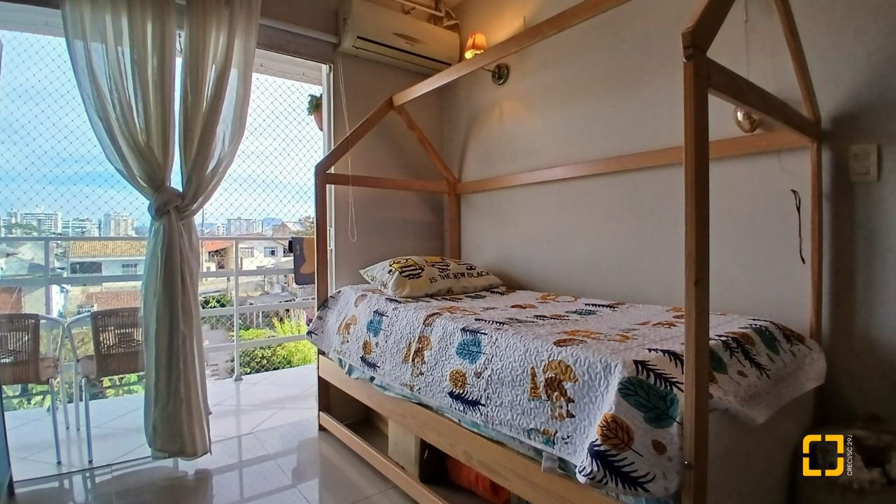 Casa com 214m², 4 quartos (sendo 1 suíte), 4 garagens, no bairro Jardim Atlântico em Florianópolis
