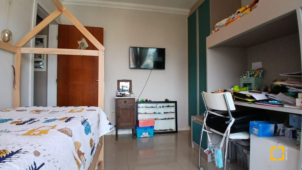 Casa com 214m², 4 quartos (sendo 1 suíte), 4 garagens, no bairro Jardim Atlântico em Florianópolis