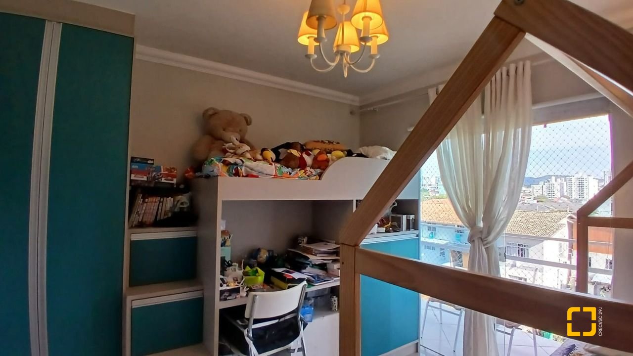 Casa com 214m², 4 quartos (sendo 1 suíte), 4 garagens, no bairro Jardim Atlântico em Florianópolis