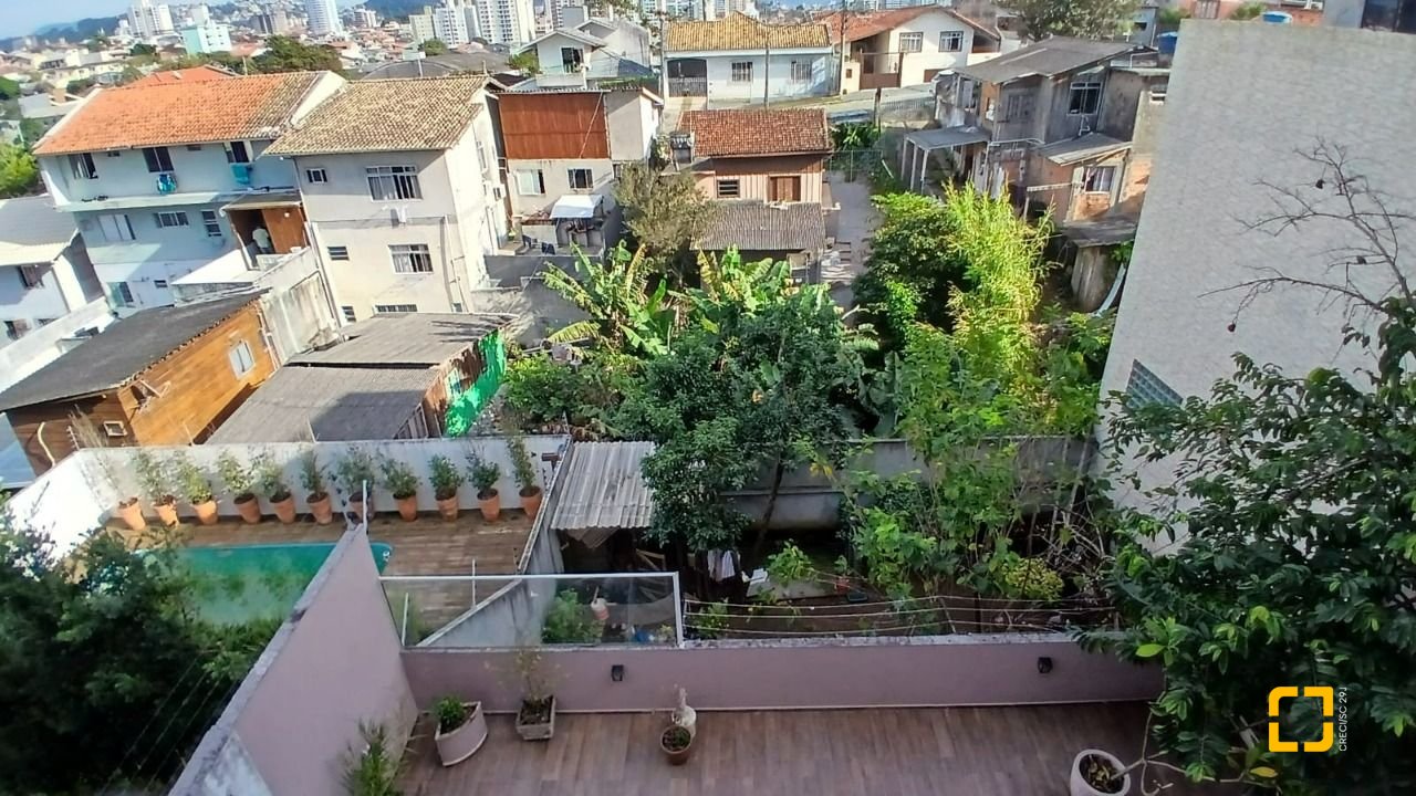 Casa com 214m², 4 quartos (sendo 1 suíte), 4 garagens, no bairro Jardim Atlântico em Florianópolis
