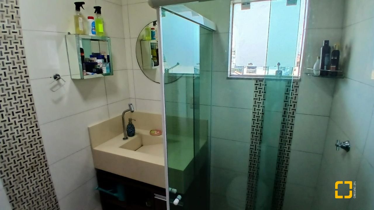 Casa com 214m², 4 quartos (sendo 1 suíte), 4 garagens, no bairro Jardim Atlântico em Florianópolis