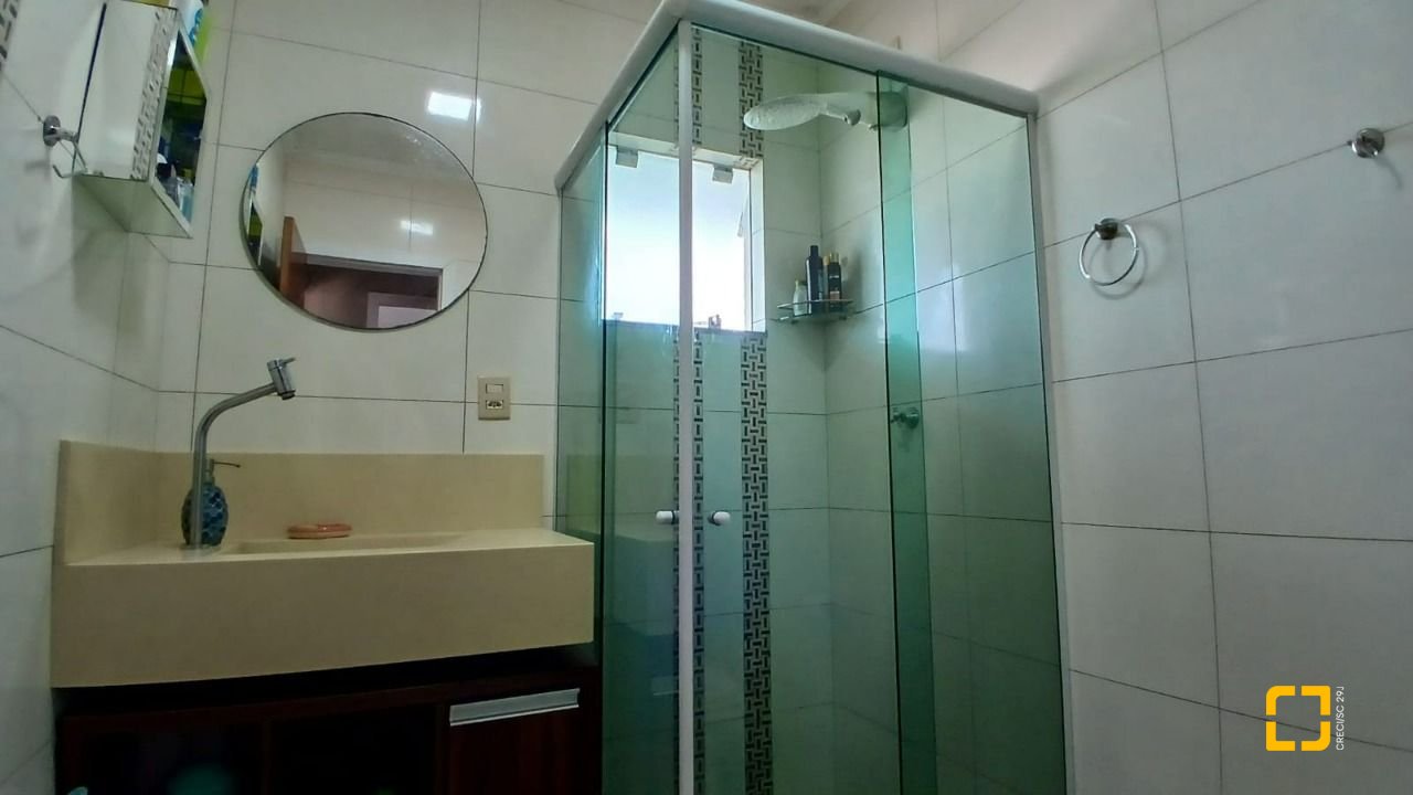 Casa com 214m², 4 quartos (sendo 1 suíte), 4 garagens, no bairro Jardim Atlântico em Florianópolis