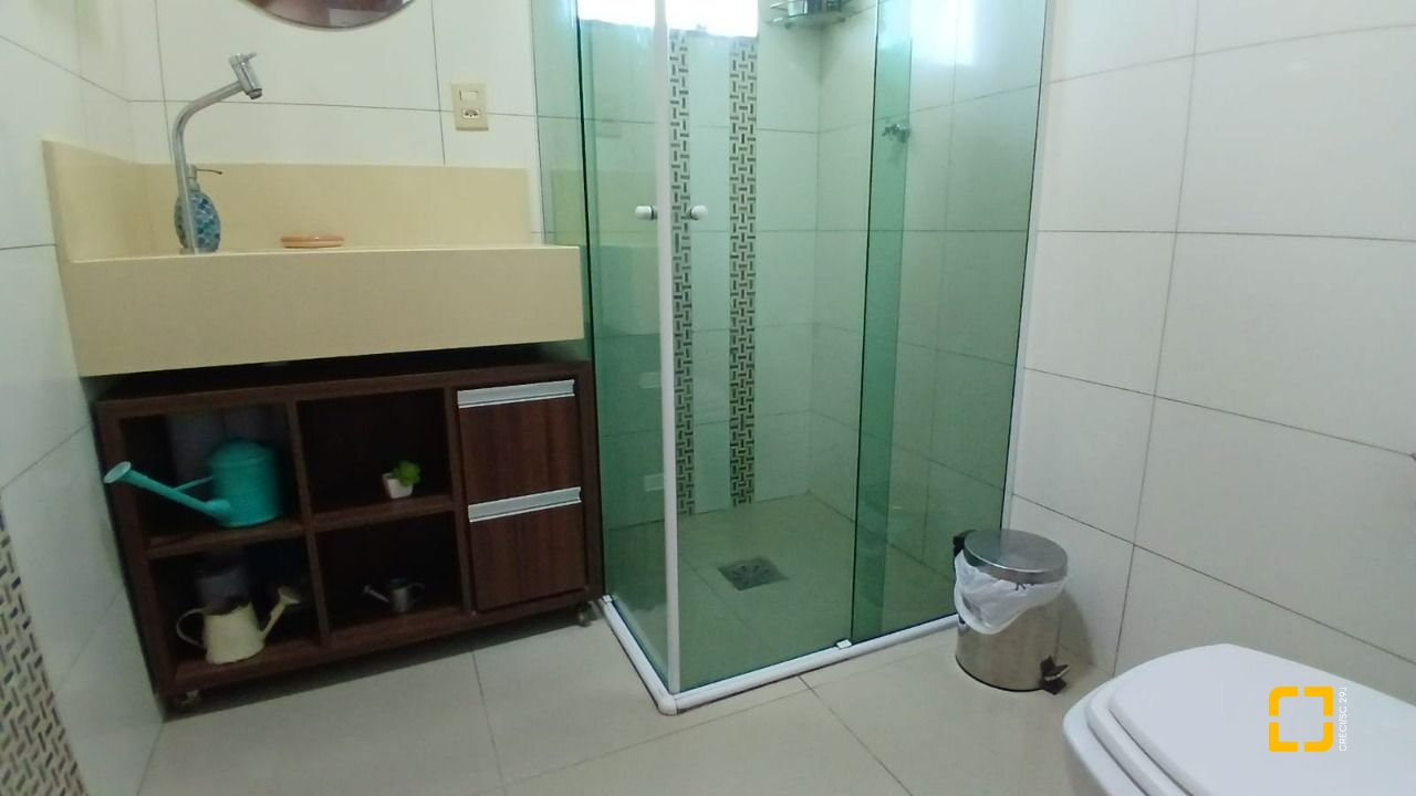 Casa com 214m², 4 quartos (sendo 1 suíte), 4 garagens, no bairro Jardim Atlântico em Florianópolis