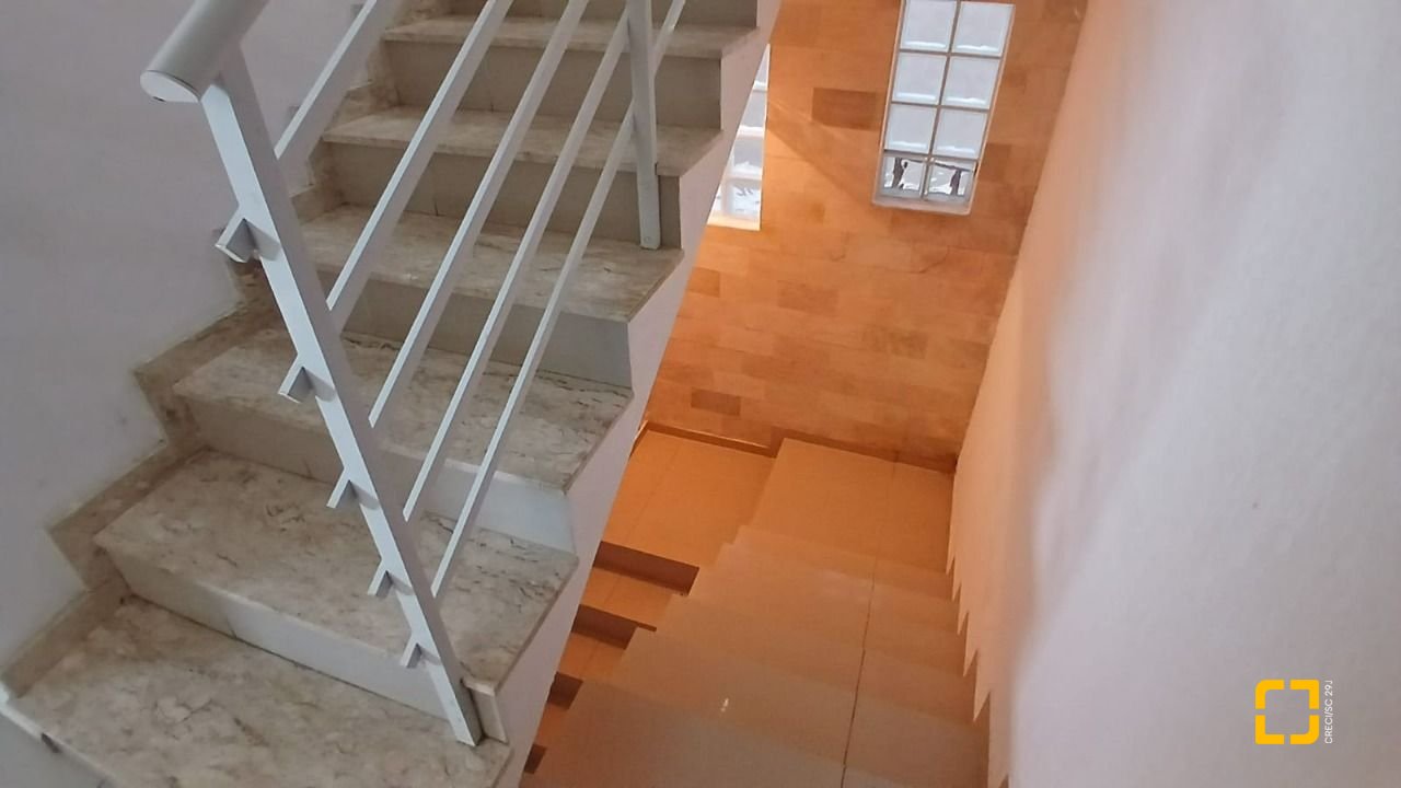 Casa com 214m², 4 quartos (sendo 1 suíte), 4 garagens, no bairro Jardim Atlântico em Florianópolis