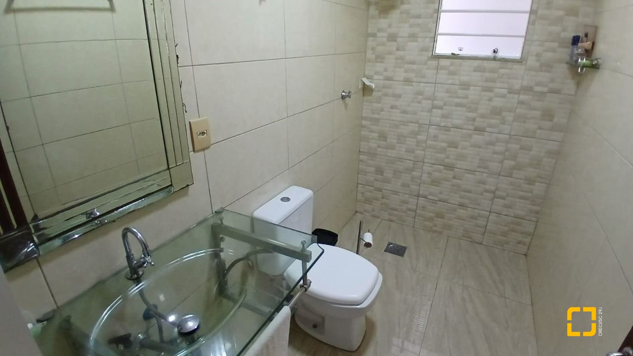 Casa com 214m², 4 quartos (sendo 1 suíte), 4 garagens, no bairro Jardim Atlântico em Florianópolis