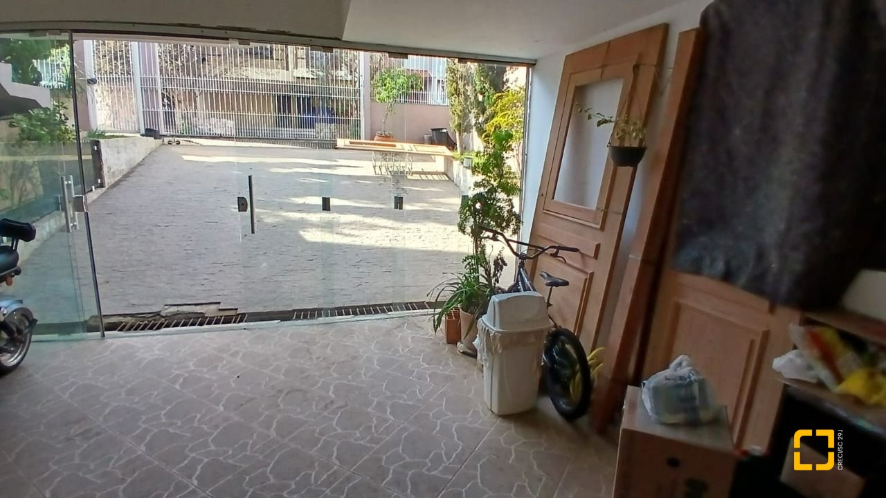 Casa com 214m², 4 quartos (sendo 1 suíte), 4 garagens, no bairro Jardim Atlântico em Florianópolis