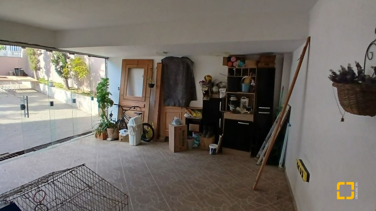 Casa com 214m², 4 quartos (sendo 1 suíte), 4 garagens, no bairro Jardim Atlântico em Florianópolis