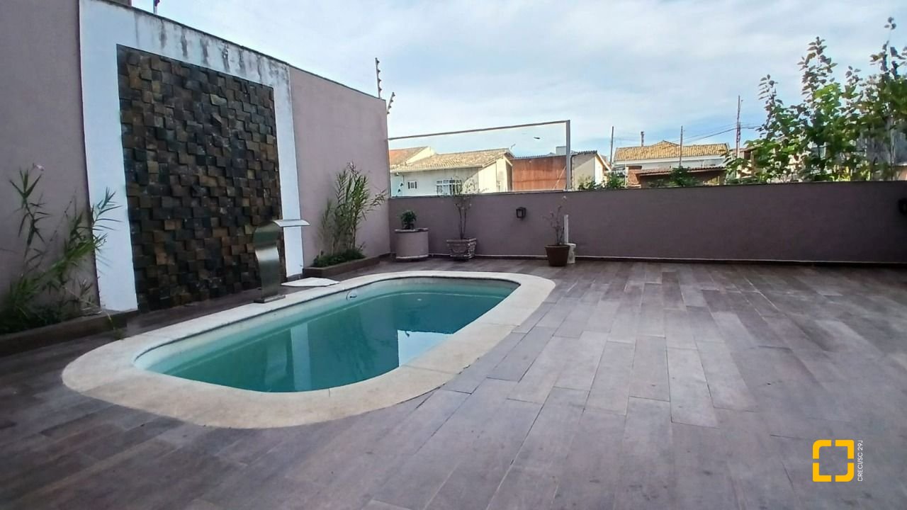 Casa com 214m², 4 quartos (sendo 1 suíte), 4 garagens, no bairro Jardim Atlântico em Florianópolis