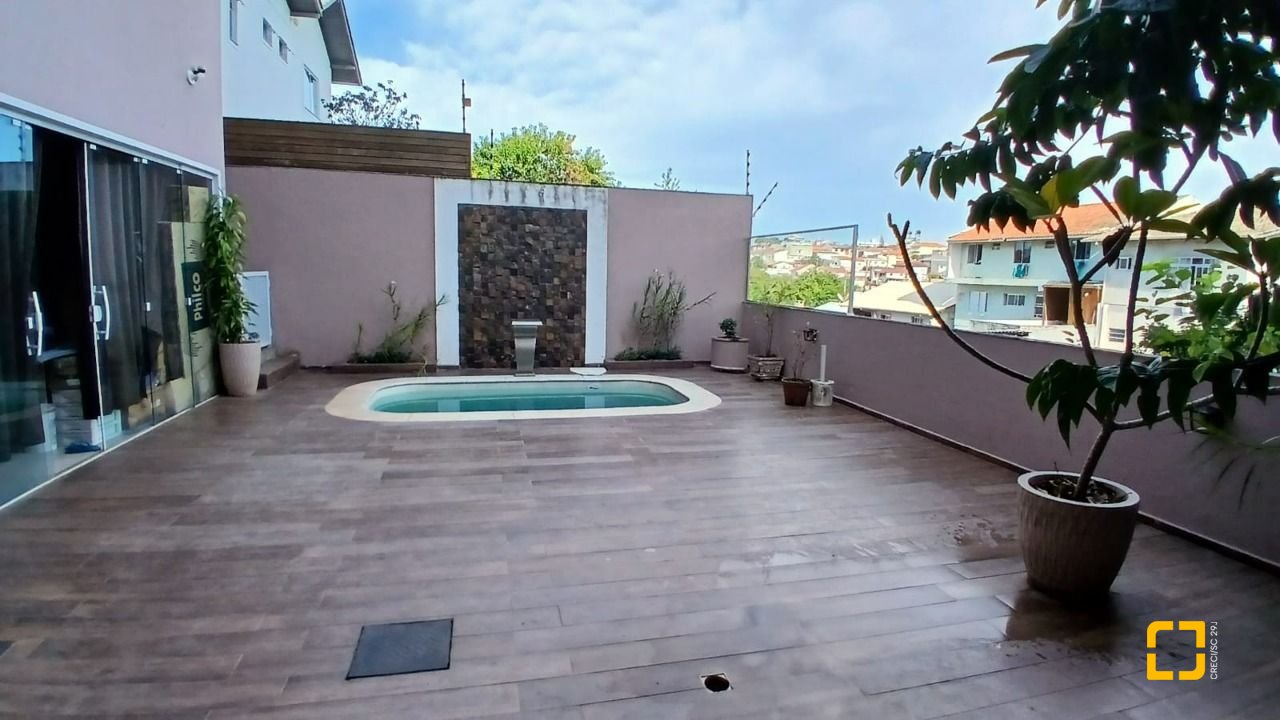 Casa com 214m², 4 quartos (sendo 1 suíte), 4 garagens, no bairro Jardim Atlântico em Florianópolis