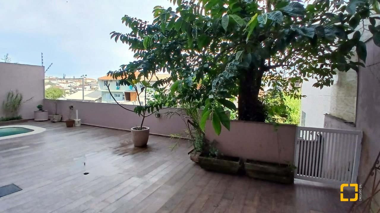 Casa com 214m², 4 quartos (sendo 1 suíte), 4 garagens, no bairro Jardim Atlântico em Florianópolis