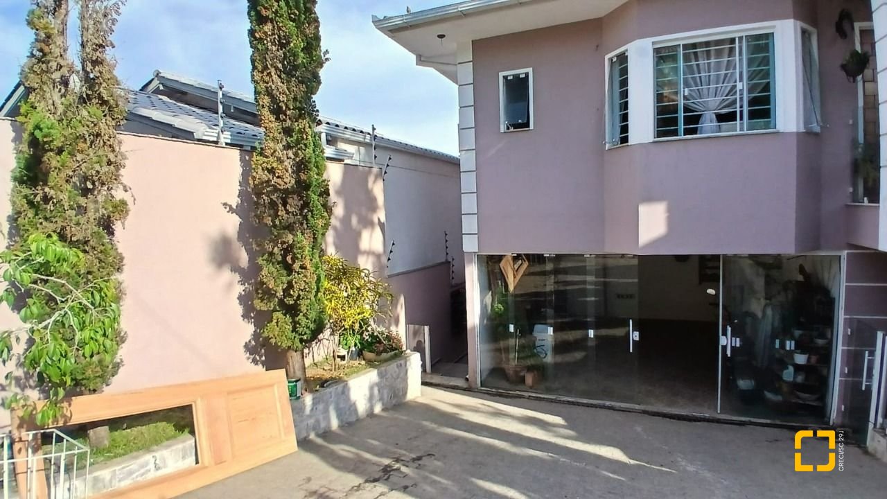 Casa com 214m², 4 quartos (sendo 1 suíte), 4 garagens, no bairro Jardim Atlântico em Florianópolis