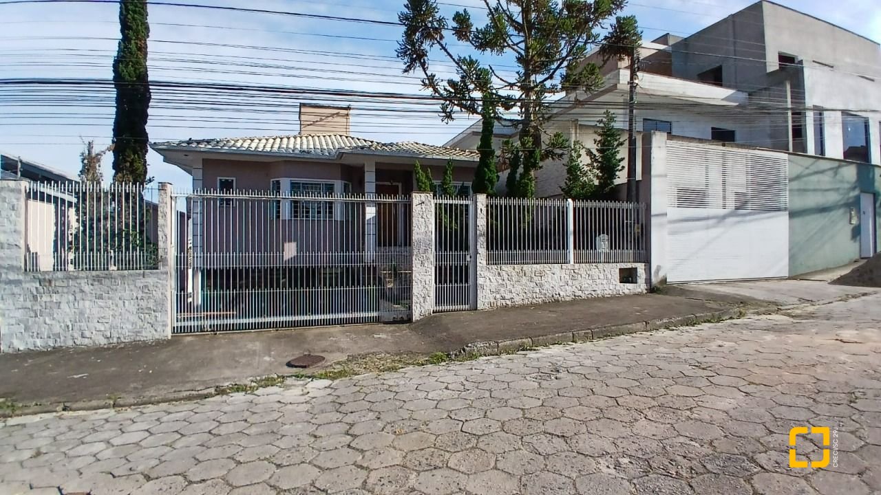 Casa com 214m², 4 quartos (sendo 1 suíte), 4 garagens, no bairro Jardim Atlântico em Florianópolis