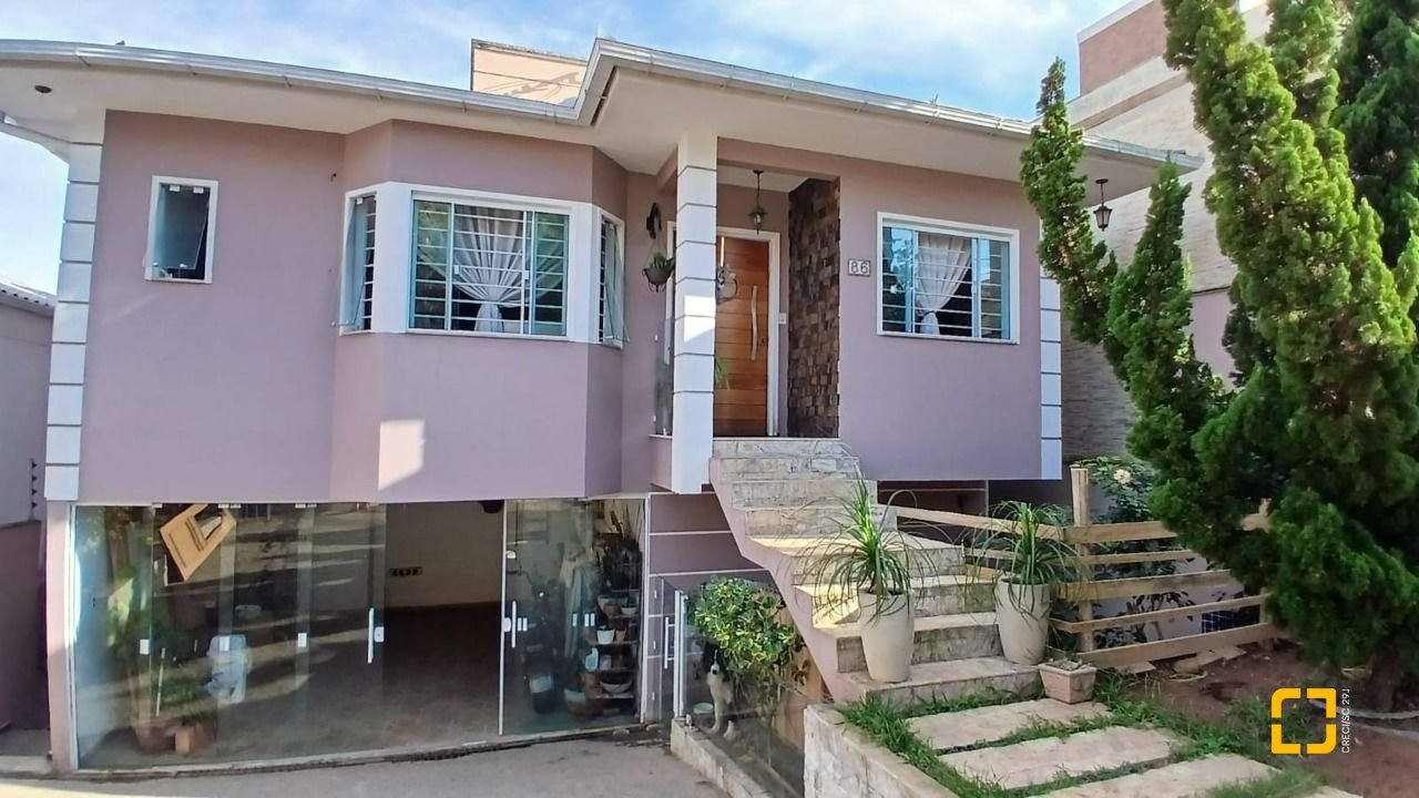 Casa com 214m², 4 quartos (sendo 1 suíte), 4 garagens, no bairro Jardim Atlântico em Florianópolis