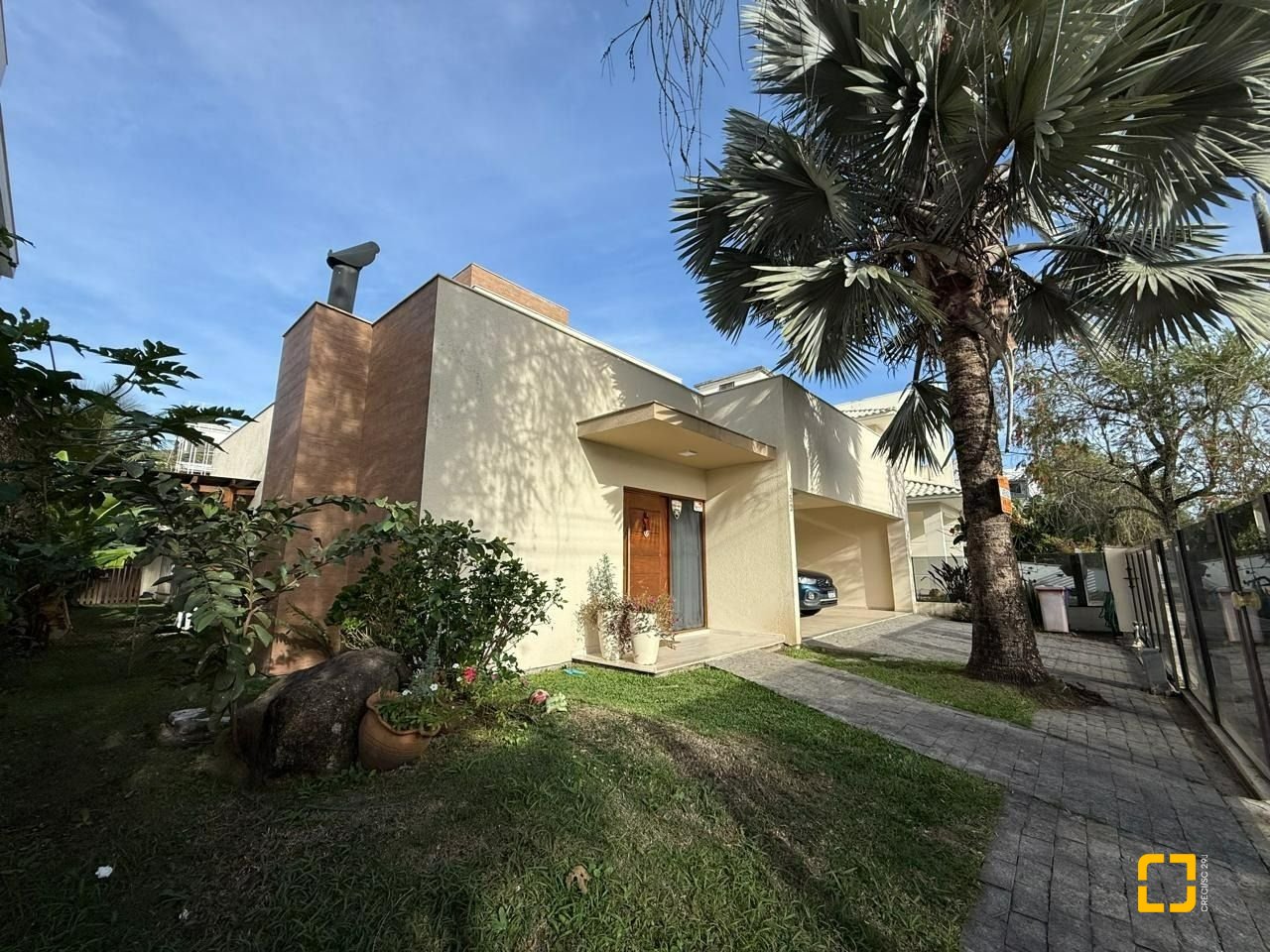 Casa com 291m², 9 quartos (sendo 4 suítes), 2 garagens, no bairro Cachoeira do Bom Jesus em Florianópolis