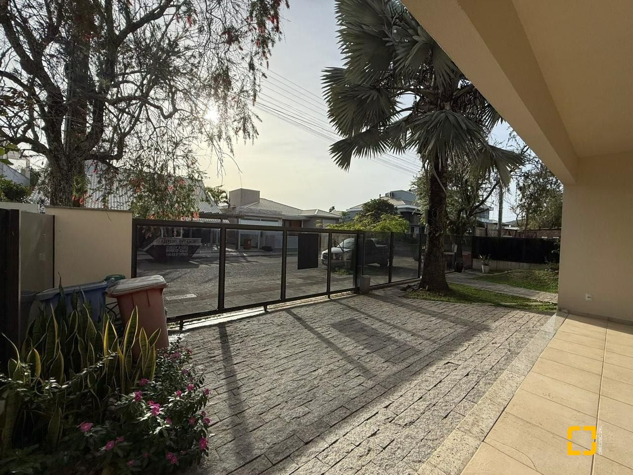 Casa com 291m², 9 quartos (sendo 4 suítes), 2 garagens, no bairro Cachoeira do Bom Jesus em Florianópolis