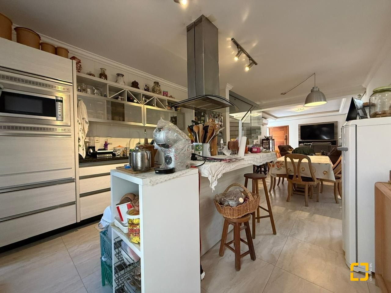 Casa com 291m², 9 quartos (sendo 4 suítes), 2 garagens, no bairro Cachoeira do Bom Jesus em Florianópolis