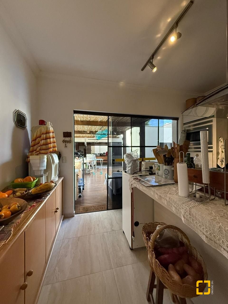 Casa com 291m², 9 quartos (sendo 4 suítes), 2 garagens, no bairro Cachoeira do Bom Jesus em Florianópolis