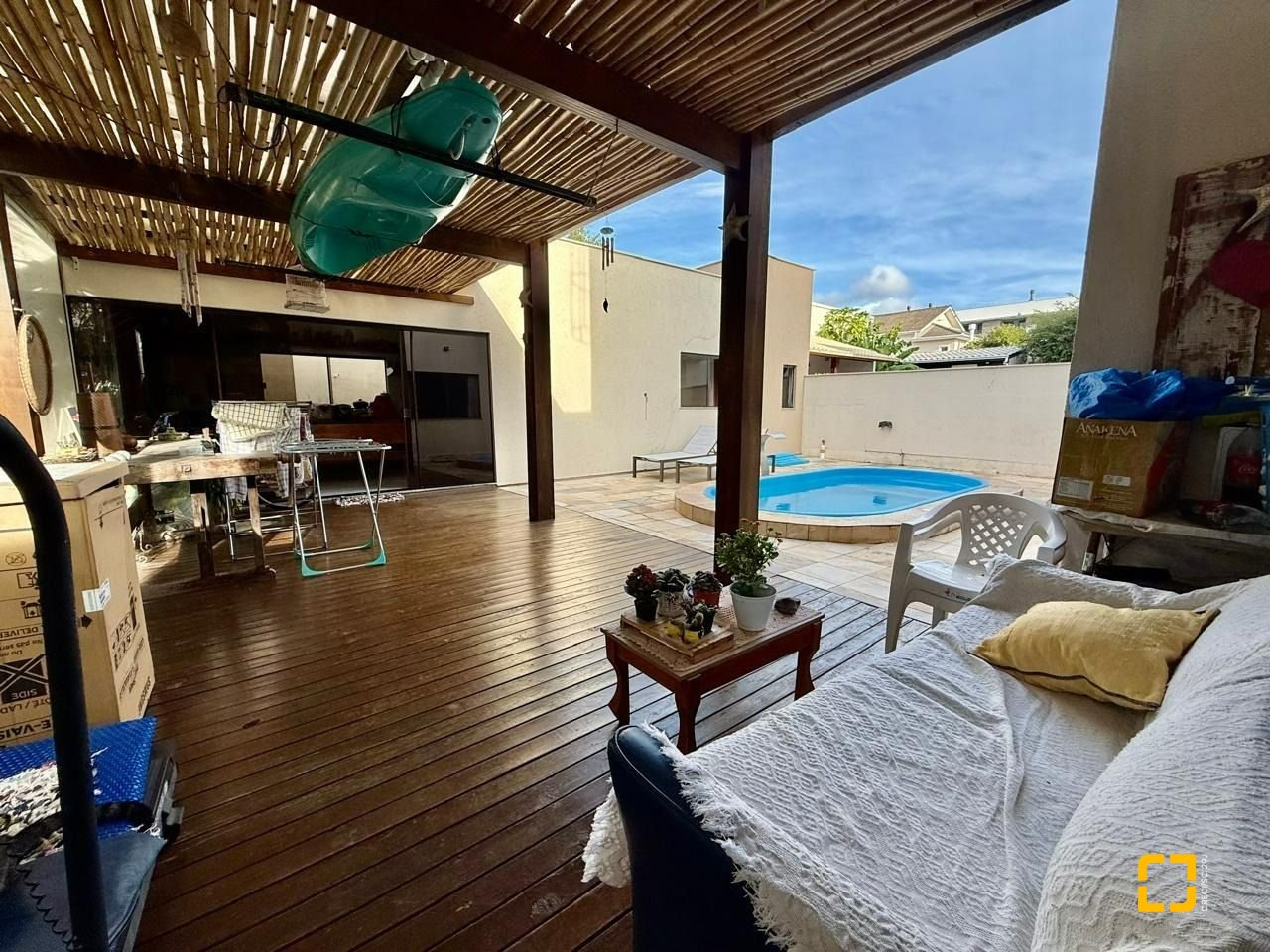Casa com 291m², 9 quartos (sendo 4 suítes), 2 garagens, no bairro Cachoeira do Bom Jesus em Florianópolis