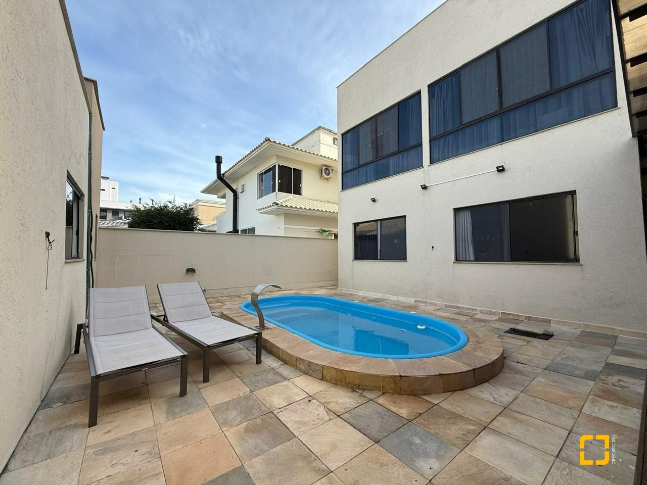 Casa com 291m², 9 quartos (sendo 4 suítes), 2 garagens, no bairro Cachoeira do Bom Jesus em Florianópolis