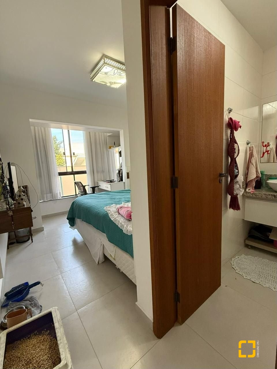 Casa com 291m², 9 quartos (sendo 4 suítes), 2 garagens, no bairro Cachoeira do Bom Jesus em Florianópolis