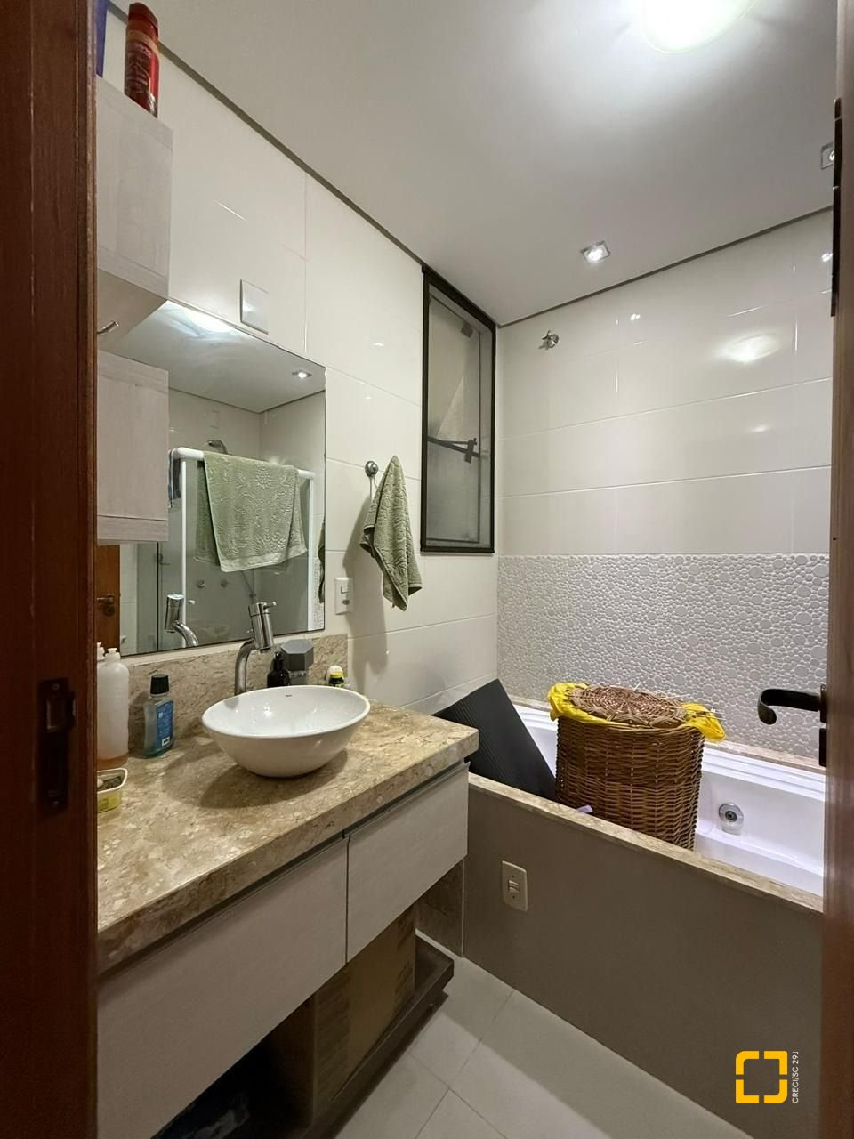 Casa com 291m², 9 quartos (sendo 4 suítes), 2 garagens, no bairro Cachoeira do Bom Jesus em Florianópolis