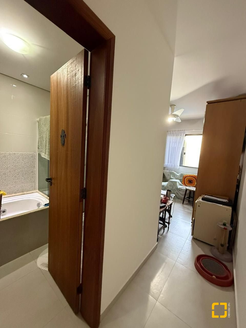 Casa com 291m², 9 quartos (sendo 4 suítes), 2 garagens, no bairro Cachoeira do Bom Jesus em Florianópolis