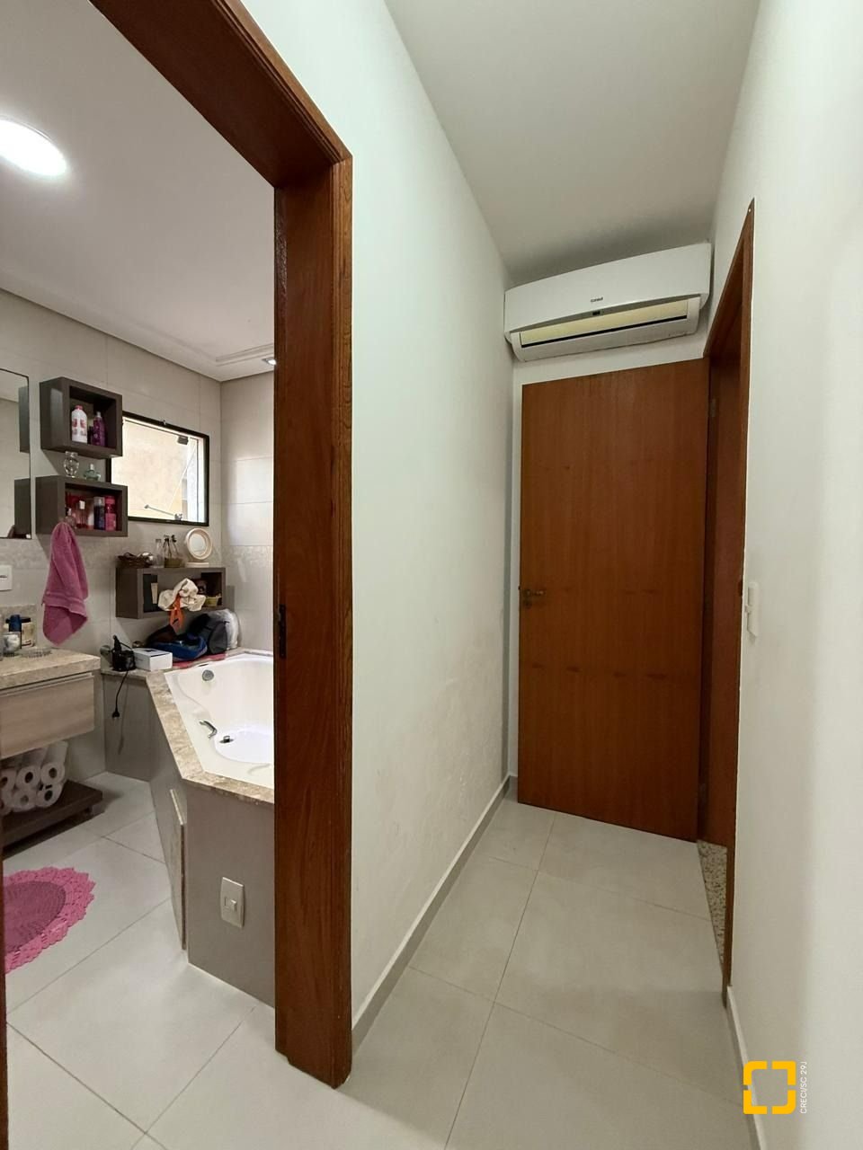 Casa com 291m², 9 quartos (sendo 4 suítes), 2 garagens, no bairro Cachoeira do Bom Jesus em Florianópolis
