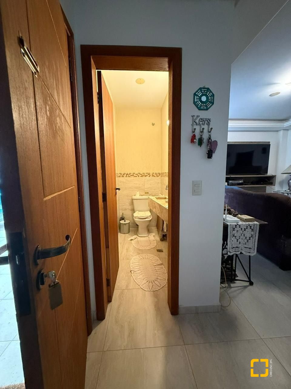 Casa com 291m², 9 quartos (sendo 4 suítes), 2 garagens, no bairro Cachoeira do Bom Jesus em Florianópolis