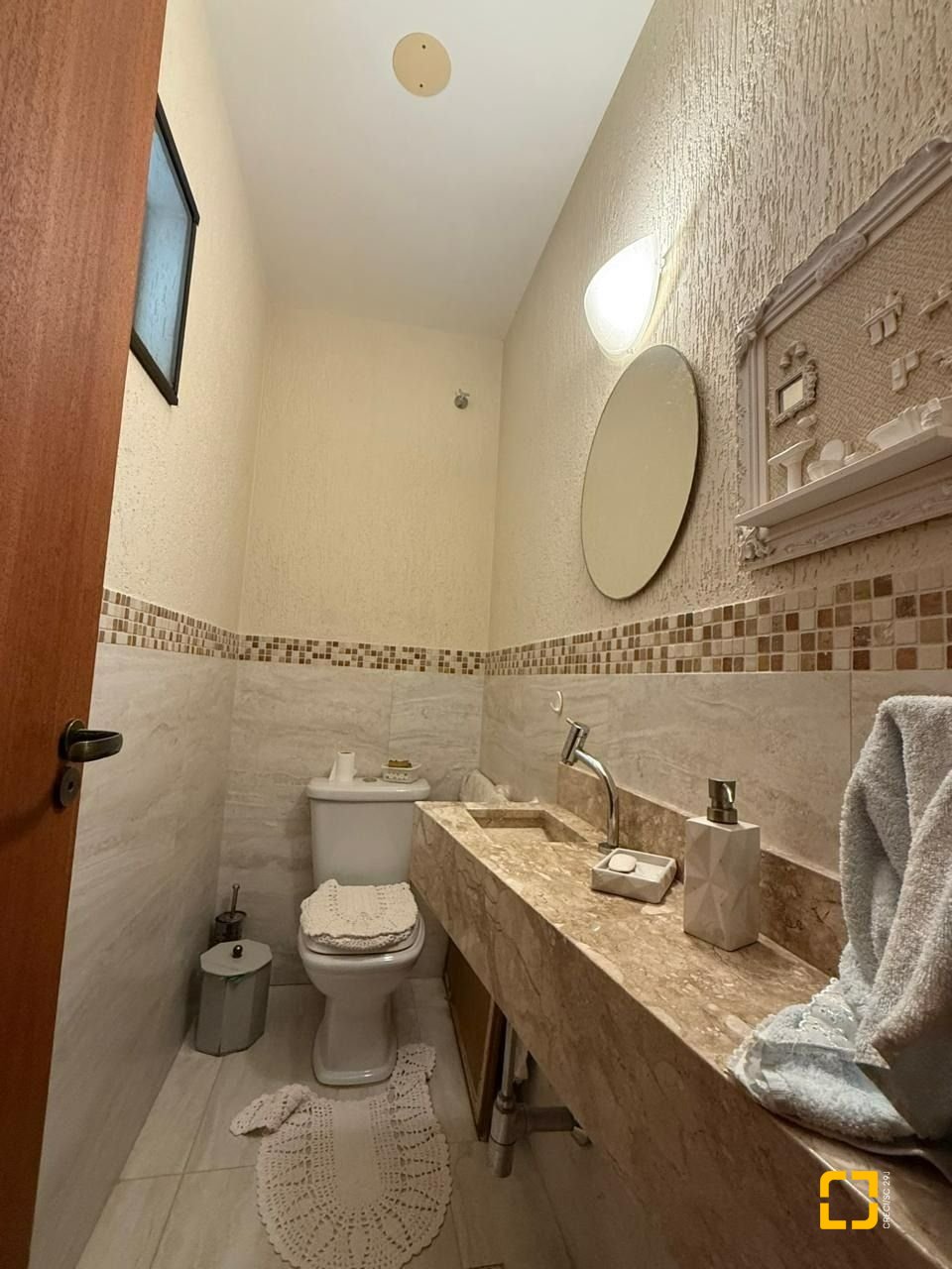 Casa com 291m², 9 quartos (sendo 4 suítes), 2 garagens, no bairro Cachoeira do Bom Jesus em Florianópolis