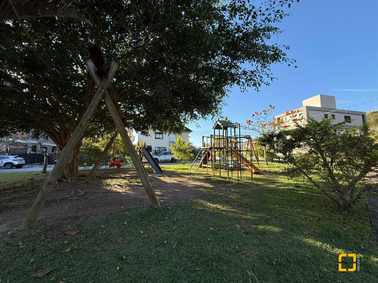 Casa com 291m², 9 quartos (sendo 4 suítes), 2 garagens, no bairro Cachoeira do Bom Jesus em Florianópolis