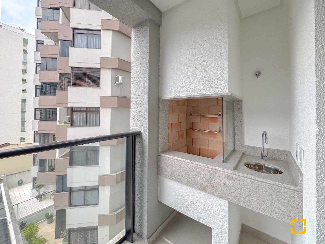 Apartamento com 80m², 3 quartos (sendo 1 suíte), 1 garagem, no bairro Centro em Florianópolis