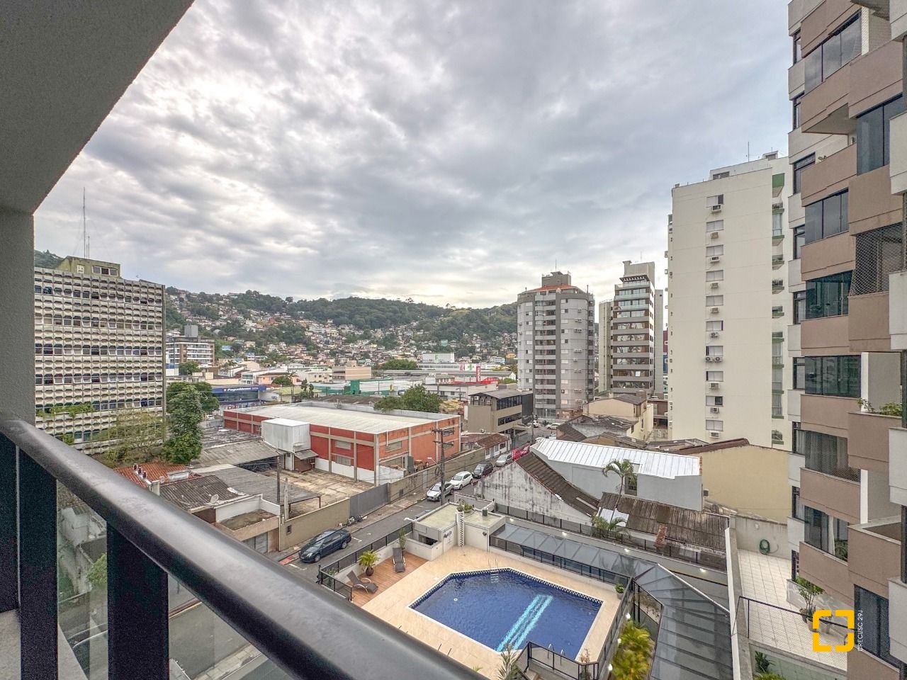 Apartamento com 80m², 3 quartos (sendo 1 suíte), 1 garagem, no bairro Centro em Florianópolis