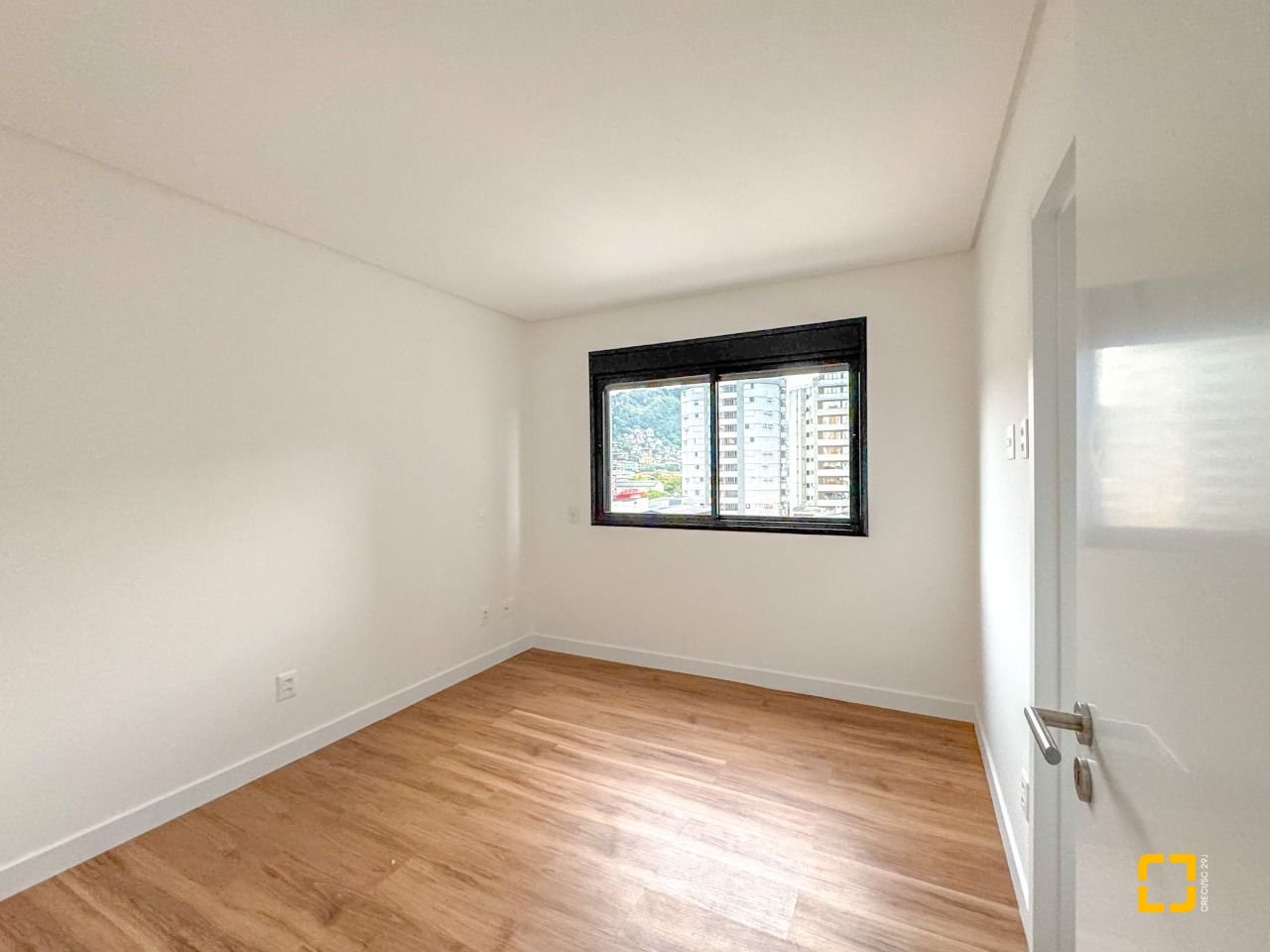 Apartamento com 80m², 3 quartos (sendo 1 suíte), 1 garagem, no bairro Centro em Florianópolis