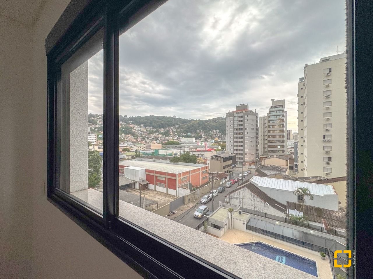 Apartamento com 80m², 3 quartos (sendo 1 suíte), 1 garagem, no bairro Centro em Florianópolis
