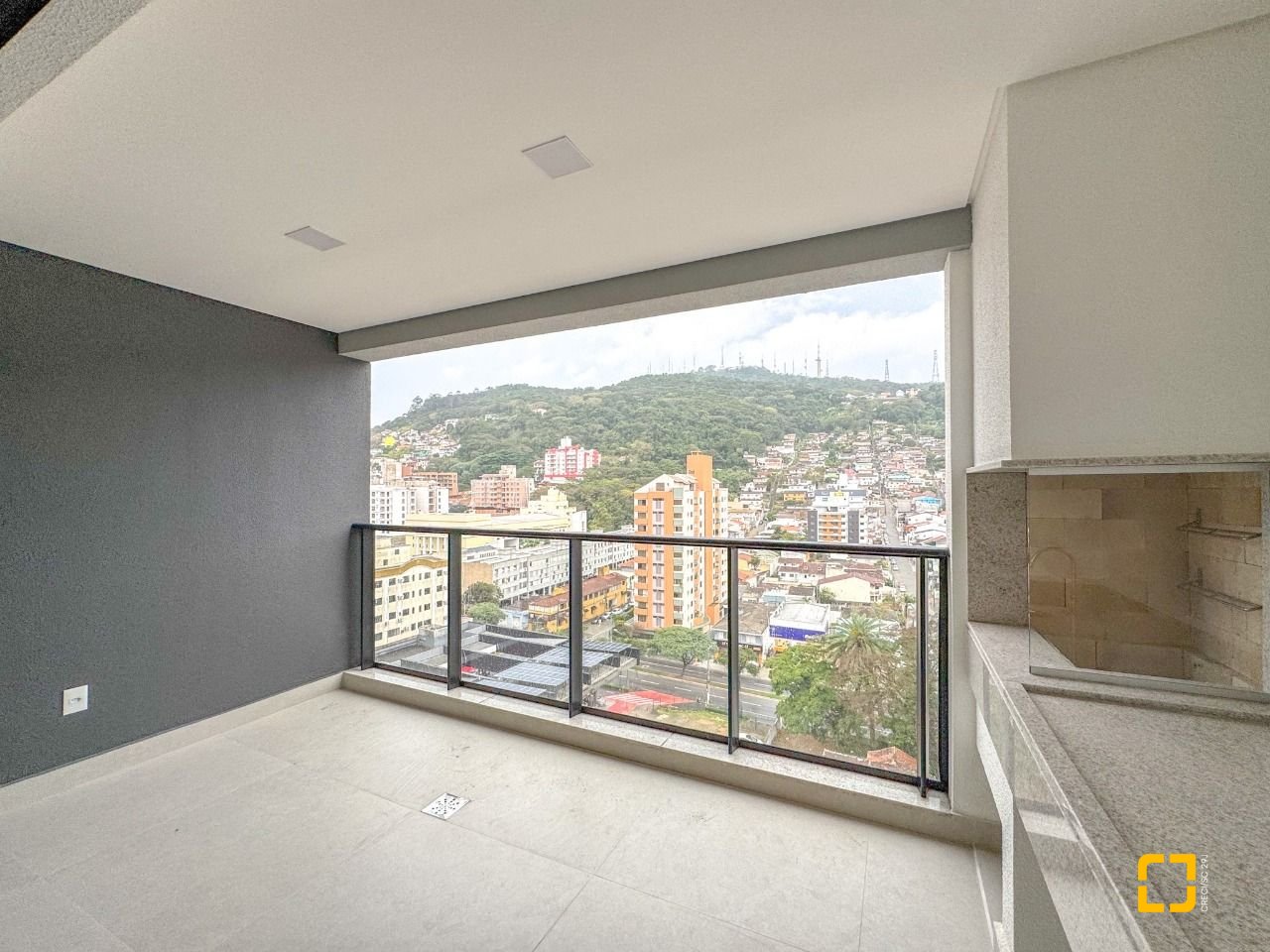 Apartamento com 117m², 4 quartos (sendo 1 suíte), 2 garagens, no bairro Centro em Florianópolis