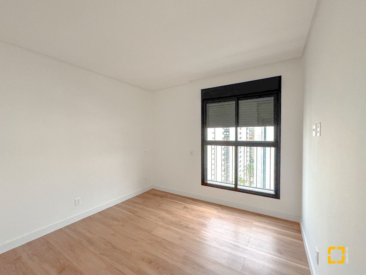 Apartamento com 117m², 4 quartos (sendo 1 suíte), 2 garagens, no bairro Centro em Florianópolis