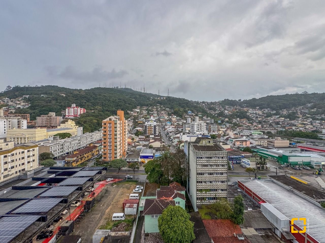 Apartamento com 117m², 4 quartos (sendo 1 suíte), 2 garagens, no bairro Centro em Florianópolis